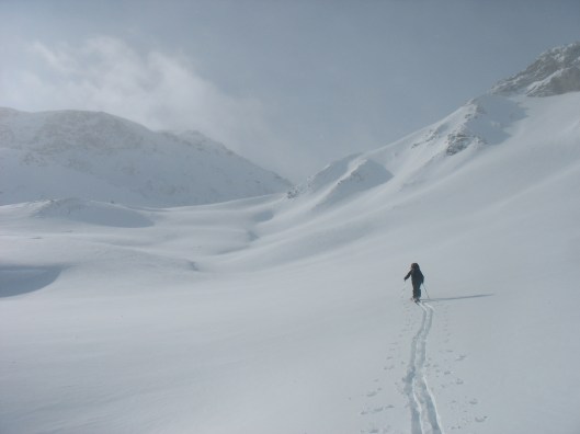 An L in maagdelijke sneeuw