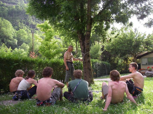 les van Sanne na het klimmen volgden nog enkele lessen touwtechnieken