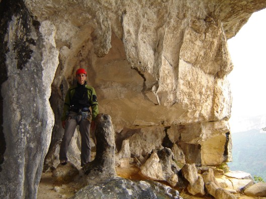 La grotte, 220m, 6b. Een prachtige grot met bivakplaatsen in de voorlaatste lengte!