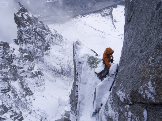 Johny en Micah comfortabel aan het bivakeren, ergens op de Petite Dru