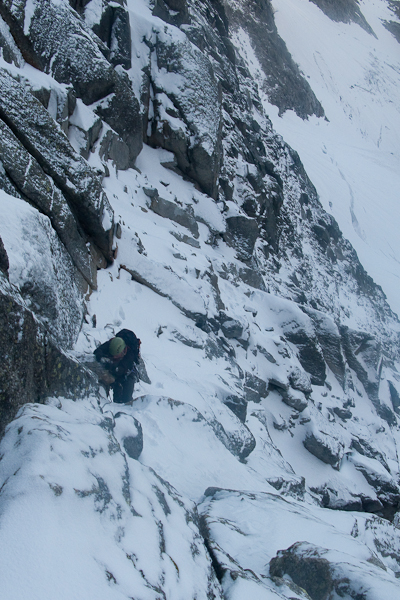 Guido R. in een besneeuwde tournierpijler