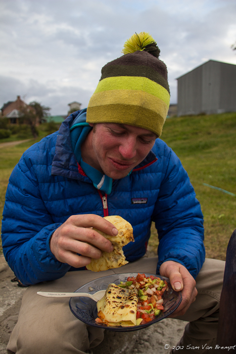 Pannenkoek met kaas en een Advocado-tomatensalade