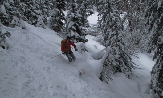 David vind nog wat zachte sneeuw tussen de ijsbrokken in La Fouly  (c) YdB