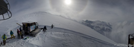 Hoezo, de liften draaien niet? Dan gaan we toch gewoon met de PistenBully naar boven?