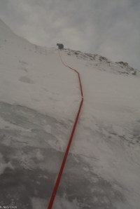 Uitklimmen tot de top in een sneeuwveld