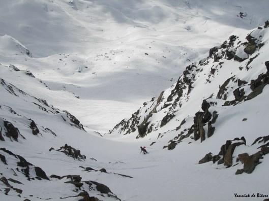 Frank mag als eerste sporen zetten in een goed verstopt couloir op Piz Corvatch. 