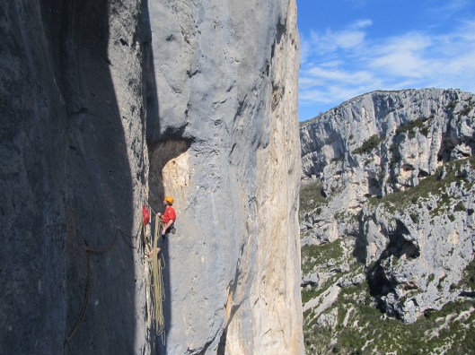 Tim Decort in de 6c+traversée van Au dela du delire