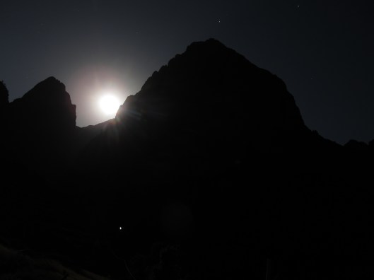 Het Silhouet van Oujdad bij volle maan.