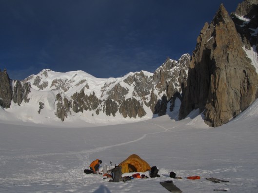 Onze tent met trident du tacul aan de rechterkant