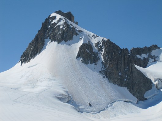 De noordwand van de Aiguille de Toule, onze sporen zijn nog zichtbaar in de sneeuwflank ©Denis
