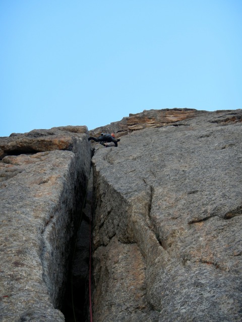 Sanne leading the incredible chimney of pitch 6 ©Quinten