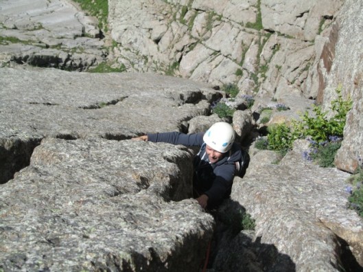 An discovering offwidth climbing in "the canvas crack" ©Sanne