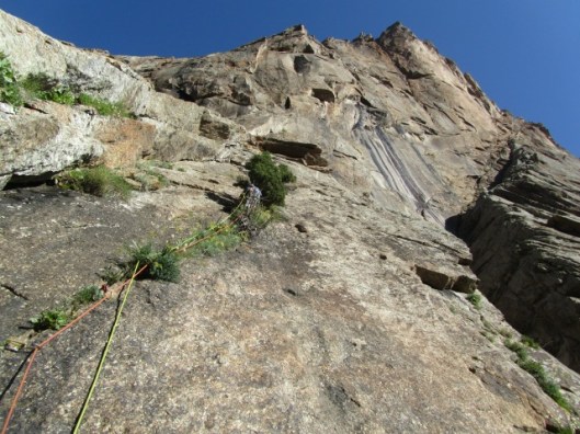 Lander leading the very grassy first pitch of "Everything is normal" ©Sanne