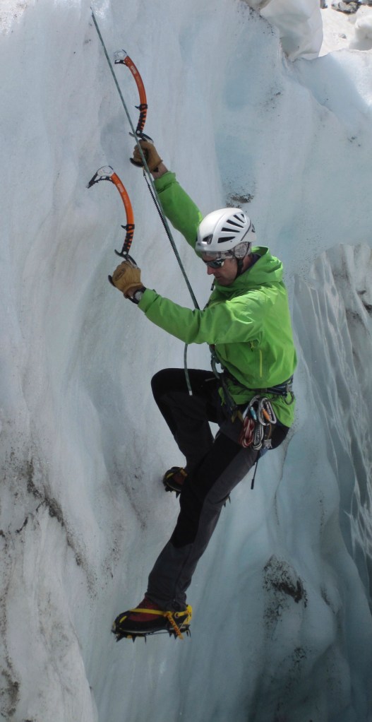 Bart demonstreert hoe je moet ijsklimmen©Denis