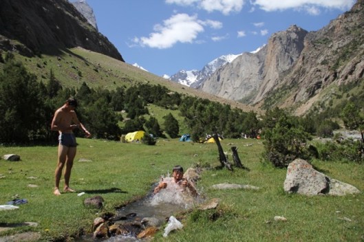 Nicolas enjoying our 3°C bathtub ©Sanne