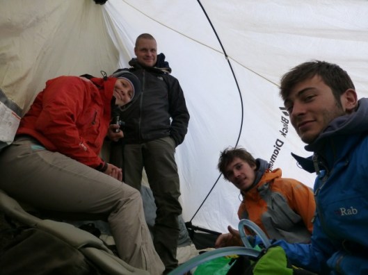 improvised shelter with the fly ©Nicolas