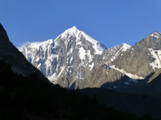 The impressive N-face of Pyramidalny 5509m at the end of the valley ©Sanne