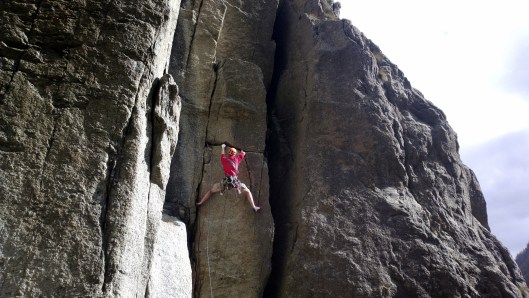 Sebastiaan in de eerste lengte van “Via dei camini” ©Jeroen