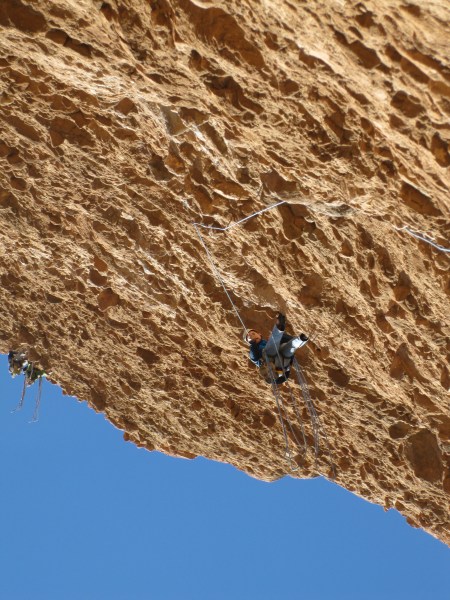 Linus zekert mij doorheen de laatste 6b+ lengte, door de vallijn van het touw wordt duidelijk hoe hallucinant de overhang is! In de verte zie je Jan en Jasper © Denis
