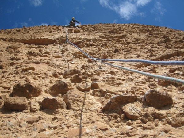 Linus klimt voor in de eerste 7a+ © Denis 