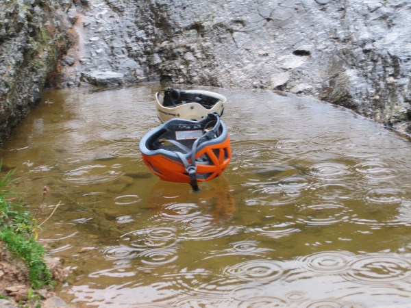 Als helmen drijven op een halve meter water, weet je dat het knalcondities zijn! © Denis 