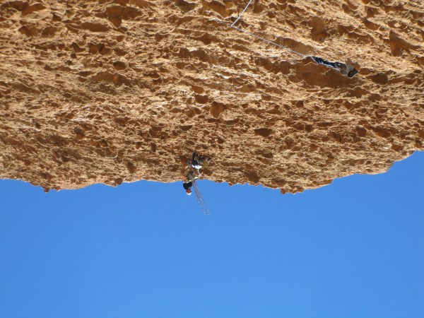 Terwijl Linus relais maakt hijsen Jan en Jasper zich over de rand van de Visera © Denis 