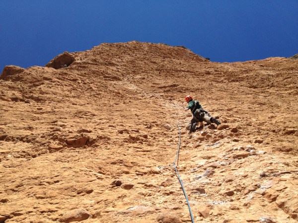 Ik klim de 4e lengte voor, links zie je Jasper en Jan door het grote dak klimmen © Linus