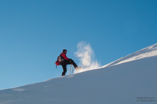 Franks demonstreert even de 'fluffyness' van de sneeuw
