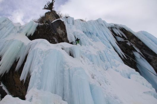 Seba learning to put pro in steep ice ©Sanne