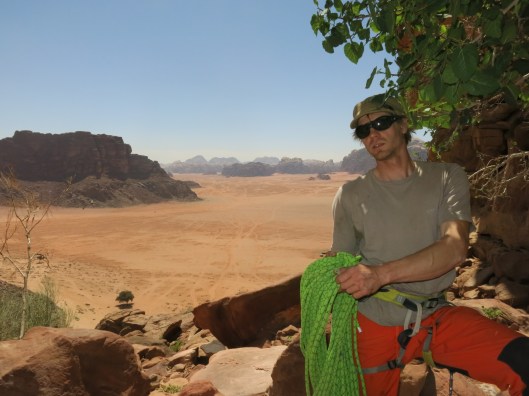 Bril en petje, bijna even belangrijk of een touw.....in de woestijn van Wadi Rum.