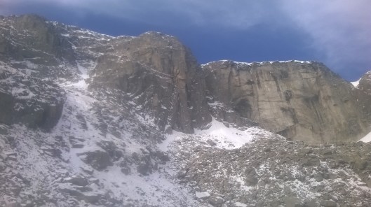 Approaching the black wall - hint: take the trail to the right...