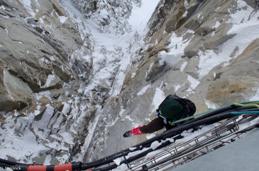 Molly daalt af vanop de brug