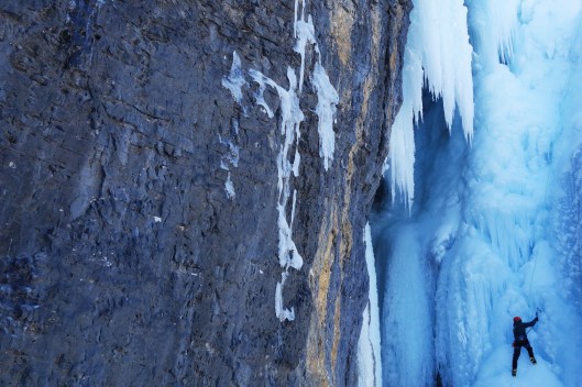 De eerste lengte viel mee, maar de warmte en de wind  van de voorbije week maakten de rest van de waterval onbeklimbaar. ©Matthias Knaus