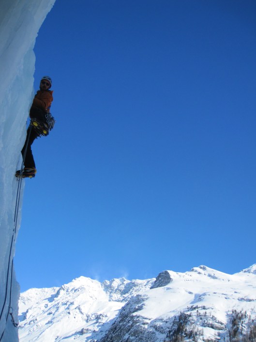 Jonas Vandermaesen climbing Cascade de La-Lé in Val d'Anniviers (100m, TD, WI5).
