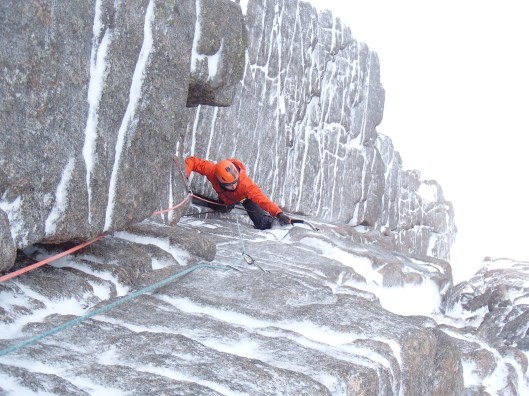 The second crux, a delicate traverse, in the first pitch of Deep Throat, V, 6. Dave (c)