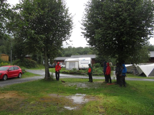 Uitgeregend reddingstechnieken oefenen op de camping.