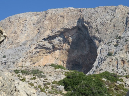 The huge crescendo cave on Telendos' south face ©Sanne
