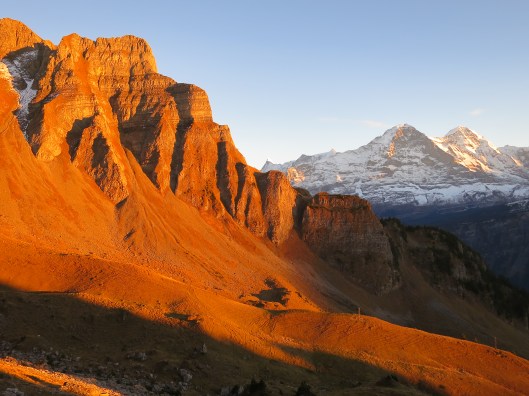 Laat avondzon met in de verte de Noordwand van de Eiger