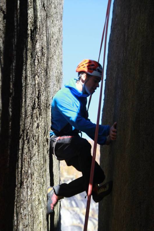 Maarten climbing chimneys. © Roel Goris